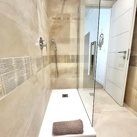 Center 2 Min Walk To Quiet Sunny Balcony