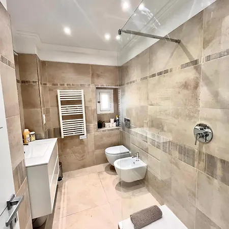 Апартаменты Center 2 Min Walk To Quiet Sunny Balcony